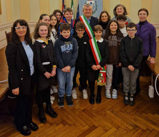Il sindaco di Dogliani Ugo Arnulfo con il consiglio comunale dei ragazzi