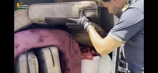 Oltre tre quintali di tabacco illegale: scoperto un laboratorio clandestino ad Alba Oltre tre quintali di tabacco illegale: scoperto un laboratorio clandestino ad Alba