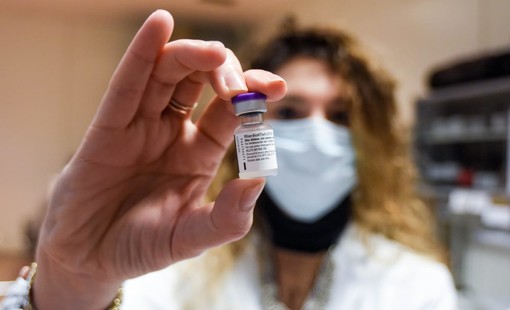 Vaccino anti-Covid: nel primo giorno sono 60.000 le preadesioni per la fascia 45-49