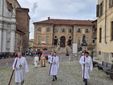 In foto la processione dei Battuti Bianchi