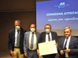 Tino Cornaglia e il direttore Riccardo Corino ritirano il riconoscimento per Banca d'Alba