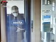 Nelle immagini diffuse dai Carabinieri di Torino l'ingresso dei rapinatori nella filiale Unicredit di Poirino