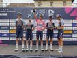 La Maglia Rosa con i suoi compagni di squadra