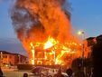 L'abitazione avvolta dalle fiamme