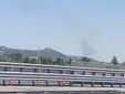 La colonna di fumo vista dall'autostrada Torino-Savona
