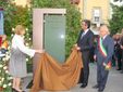 Maria Franca Fissolo Ferrero e il figlio Giovanni scoprono la stele intitolata al compianto industriale nella piazza albese a lui dedicata