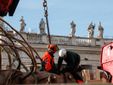 L'arrivo e la posa dell'abete in piazza San Pietro (Ph. Ansa Giupiemofoto) L'arrivo e la posa dell'abete in piazza San Pietro (Ph. Ansa Giupiemofoto)