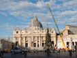 L'arrivo e la posa dell'abete in piazza San Pietro (Ph. Ansa Giupiemofoto) L'arrivo e la posa dell'abete in piazza San Pietro (Ph. Ansa Giupiemofoto)