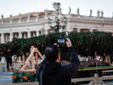 L'arrivo e la posa dell'abete in piazza San Pietro (Ph. Ansa Giupiemofoto) L'arrivo e la posa dell'abete in piazza San Pietro (Ph. Ansa Giupiemofoto)