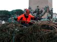 L'arrivo e la posa dell'abete in piazza San Pietro (Ph. Ansa Giupiemofoto) L'arrivo e la posa dell'abete in piazza San Pietro (Ph. Ansa Giupiemofoto)