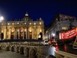 L'arrivo e la posa dell'abete in piazza San Pietro (Ph. Ansa Giupiemofoto) L'arrivo e la posa dell'abete in piazza San Pietro (Ph. Ansa Giupiemofoto)