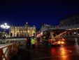 L'arrivo e la posa dell'abete in piazza San Pietro (Ph. Ansa Giupiemofoto) L'arrivo e la posa dell'abete in piazza San Pietro (Ph. Ansa Giupiemofoto)