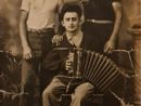 A sinistra Emilio Tourn in compagnia dell'amico Angelo Giachero con la fisarmonica e di una terza persona di cui non si conosce il nome