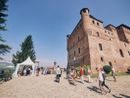 Turisti al castello di Grinzane, tra i luoghi simbolo del territorio
