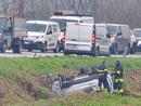 Auto esce di strada e si rovescia in un campo sulla Provinciale 7 tra Pollenzo e Cherasco