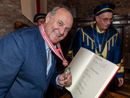 Gerry Scotti fa il suo ingresso tra i Cavalieri del Tartufo e dei Vini d’Alba Gerry Scotti fa il suo ingresso tra i Cavalieri del Tartufo e dei Vini d’Alba