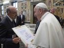 Nella foto Papa Francesco riceve dalle mani del dirigente e volontario trapiantato Aido Bruno Bottero un simpatico presente a firma di Danilo Paparelli, da sempre vicino alla causa associativa