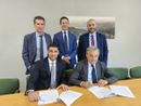 Nella foto Carmelo Romeo, direttore commerciale Retail della Direzione Regionale Piemonte Sud e Liguria di Intesa Sanpaolo, e il presidente dell’Aca Giuliano Viglione durante la firma dell’accordo. Con loro,Luigi Rizzo, specialista per l’innovazione di Intesa Sanpaolo, il direttore Aca Fabrizio Pace e Andrea Sanguineti, direttore Area Retail Cuneo Est di Intesa Sanpaolo