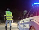 Decine di bottiglie di liquore e pacchi di caffè occultati su una vettura fermata in autostrada Decine di bottiglie di liquore e pacchi di caffè occultati su una vettura fermata in autostrada