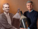 Pietro Ratti, oggi titolare della cantina di La Morra, posa al fianco dell'immagine del padre