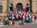 In foto gli studenti braidesi omaggiati con il tricolore dal Lions Club Bra Host