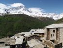 Uno scorcio di Ostana con la vista sul Monviso