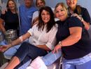 Elisa Isoardi con il personale sanitario dell'ospedale campano durante la donazione