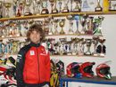 Kevin Cristino accanto ai già numerosi trofei vinti in carriera Kevin Cristino accanto ai già numerosi trofei vinti in carriera