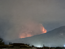 Una foto scattata alle 3.30 di stanotte sulla situazione dell'incendio boschivo (Foto: Cristiano Artusio, Irene Valt Rubiolo)