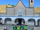 I quattro amici alla fine del loro cammino, davanti al Santuario di Sant'Anna