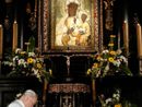 san Giovanni Paolo II in preghiera davanti alla Madonna Nera san Giovanni Paolo II in preghiera davanti alla Madonna Nera