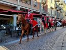 La sfilata dei Babbi Natale a cavallo a Bra
