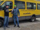 Claudio Bussi consegna le chiavi dello scuolabus a Fabrizio Berruto