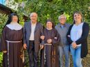 Al centro suor Anna Serena, a sinistra suor Cristiana, con don Bruno Mondino (già parroco di Boves), Piergiorgio Peano (presidente dell’associazione “Don Bernardi e don Ghibaudo”) e Silvia Gullino (curatrice della rubrica Schegge di luce)