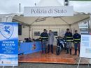 Il questore Grassi in visita allo stand della Polizia Stradale