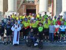 Il gruppo di ciclisti con don Enzo al Santuario della Madonna dei Fiori di Bra (foto di Stefano Tibaldi)