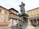 In foto la statua del Cottolengo in piazza Caduti per la Libertà, a Bra
