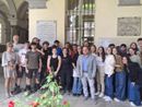 Gli studenti liguri arrivati al liceo classico Govone di Alba, sotto la targa che ricorda Leonardo Cocito Gli studenti liguri arrivati al liceo classico Govone di Alba, sotto la targa che ricorda Leonardo Cocito