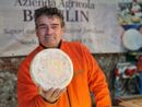 In foto un produttore del Mercato della Terra di Bra