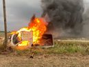 Il mezzo in fiamme dopo l'incidente Il mezzo in fiamme dopo l'incidente