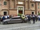 Uno spontaneo applauso ha accompagnato la partenza del feretro dal sagrato della chiesa