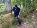 Giancarlo Boselli mentre "viola" la recinzione dello Stadio del Calcetto