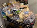 Vaschetta contenente prodotti alimentari di diverso tipo sprovvisti di etichetta e tracciabilità Vaschetta contenente prodotti alimentari di diverso tipo sprovvisti di etichetta e tracciabilità