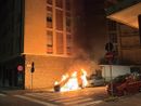 L'auto divorata dalle fiamme in via Meucci