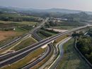 Una veduta dell'intersezione tra l'autostrada e il tratto della tangenziale albese che porta verso la Langa del Barolo Una veduta dell'intersezione tra l'autostrada e il tratto della tangenziale albese che porta verso la Langa del Barolo