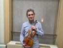 Il violinista che riempie i teatri in Giappone con un violino del 1690 costruito a Saluzzo [INTERVISTA]