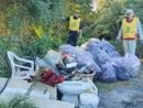 Legambiente ripulisce il Ponte Carlo Alberto di Pollenzo: raccolti 25 sacchi di rifiuti, un bidet e i resti di un furgone nel Tanaro