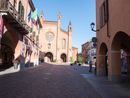 Il municipio e il duomo di Alba (foto Barbara Guazzone)