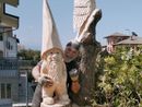 Barba Brisiu con una delle sue creazioni a Beinette