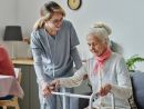 Accudire un anziano fragile a domicilio: l’Asl Cn2 ripropone il corso per caregiver famigliari, volontari e badanti Accudire un anziano fragile a domicilio: l’Asl Cn2 ripropone il corso per caregiver famigliari, volontari e badanti